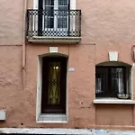 Casa de Férias Historic French Townhouse
