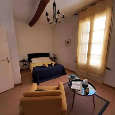 بيت للعطل Historic French Townhouse *