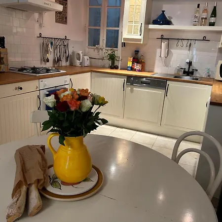 펜션 Historic French Townhouse *